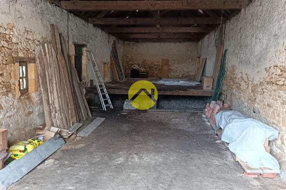 Hangar en pierre fermé centre bourg