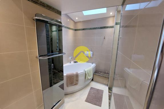 ENTIÈREMENT RENOVÉE + DÉPENDANCES