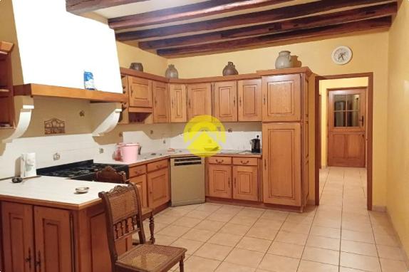 LONGERE 208 M2 GARAGES DEPENDANCES