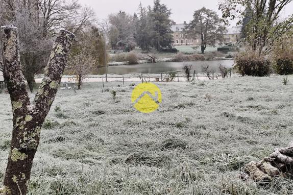 TERRAIN A BATIR AU BORD DE L'EAU
