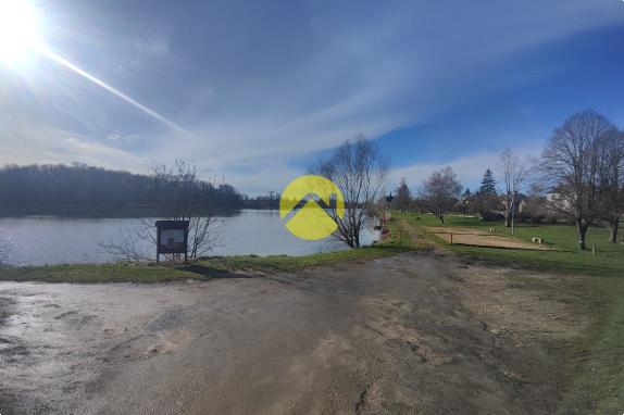 TERRAIN A BATIR AU BORD DE L'EAU