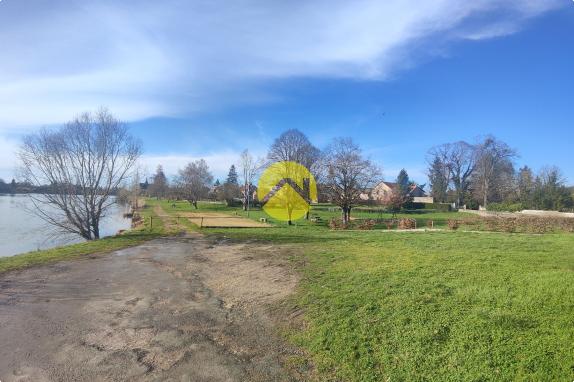 TERRAIN A BATIR AU BORD DE L'EAU