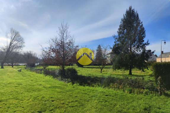 TERRAIN A BATIR AU BORD DE L'EAU