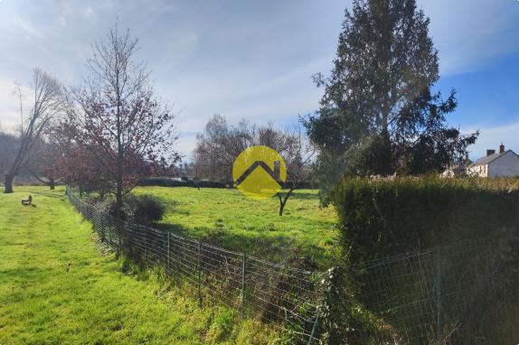 TERRAIN A BATIR AU BORD DE L'EAU