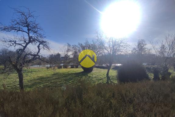 TERRAIN A BATIR AU BORD DE L'EAU