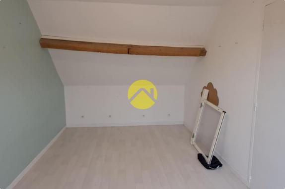 Maison avec un grand garage