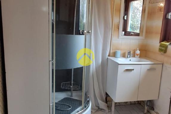 Maison avec un grand garage