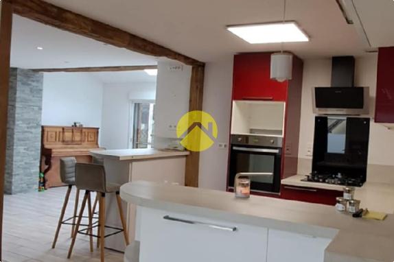 Maison avec un grand garage