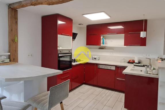 Maison avec un grand garage