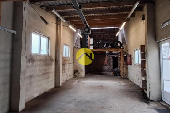 Maison avec un grand garage