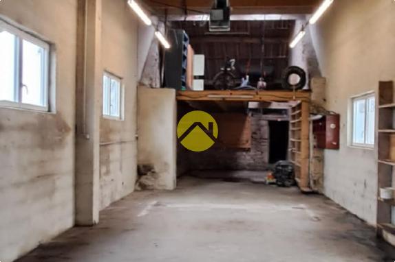 Maison avec un grand garage