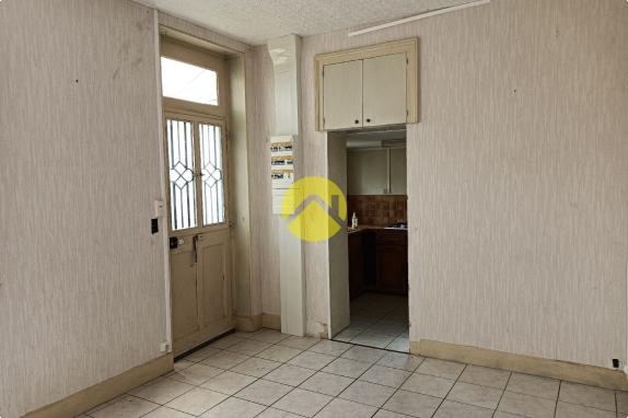 MAISON PROCHE COMMERCES