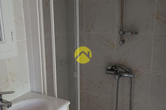 MAISON PROCHE COMMERCES