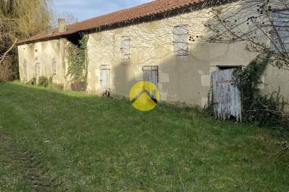 Corps de ferme à restaurer 