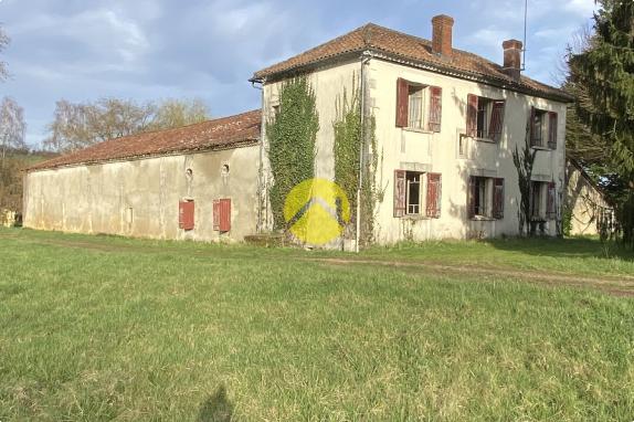 Corps de ferme à restaurer 