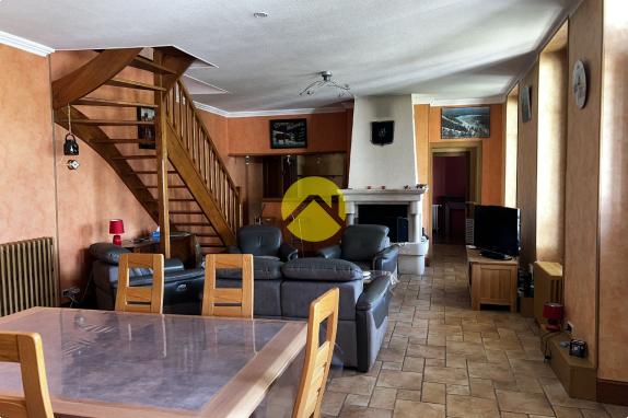 MAISON DE CARACTERE SANS VIS A VIS