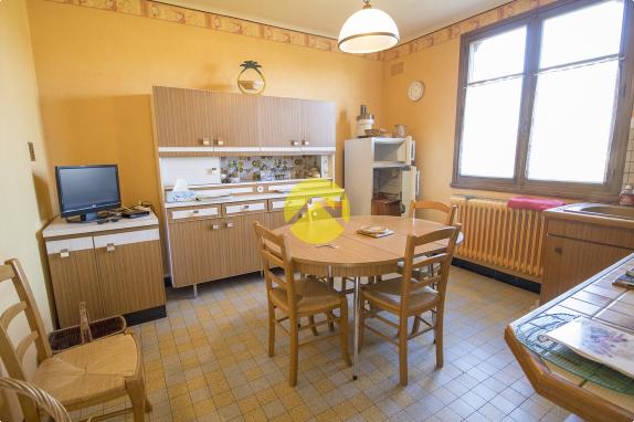 PAVILLON AVEC GRAND TERRAIN