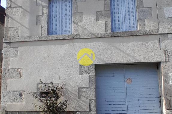 Sur la place du village 