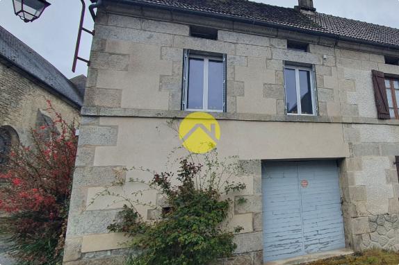 Sur la place du village 