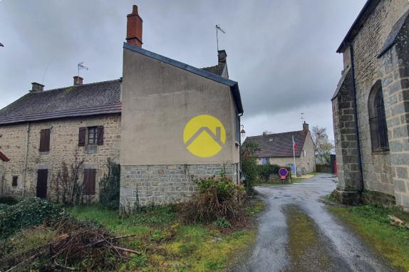 Sur la place du village 