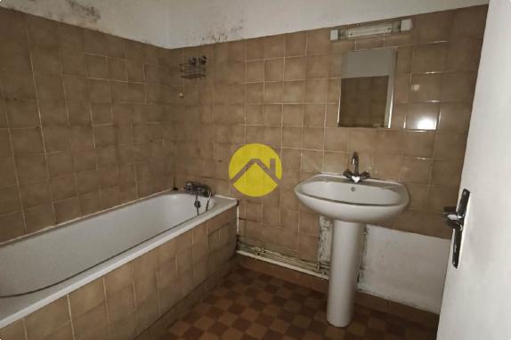 Dans joli ville bord Creuse 