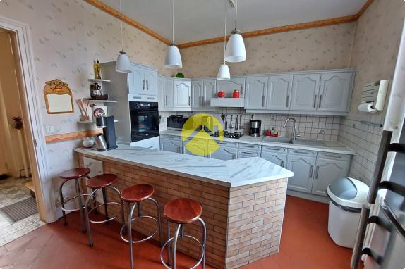 DEMEURE CENTRE VILLE AVEC TERRAIN