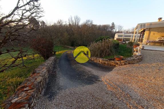 Belle maison avec un grand terrain 