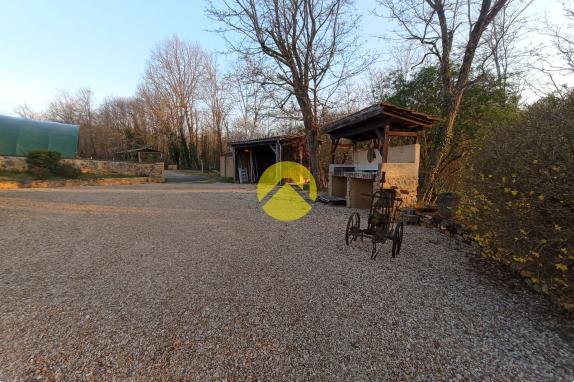 Belle maison avec un grand terrain 