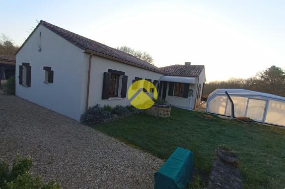 Belle maison avec un grand terrain 