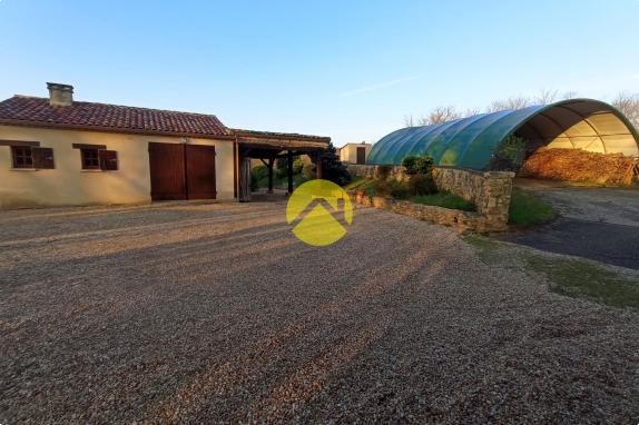 Belle maison avec un grand terrain 