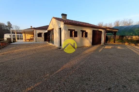 Belle maison avec un grand terrain 