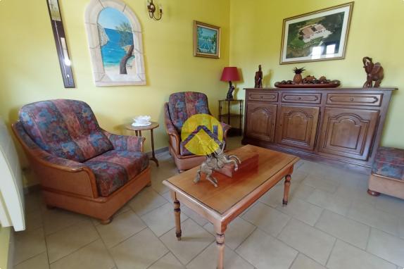 Belle maison avec un grand terrain 