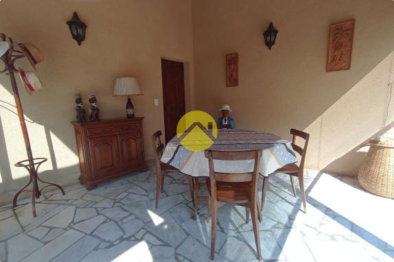 Belle maison avec un grand terrain 