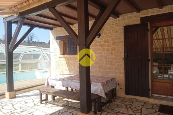 Belle maison avec un grand terrain 