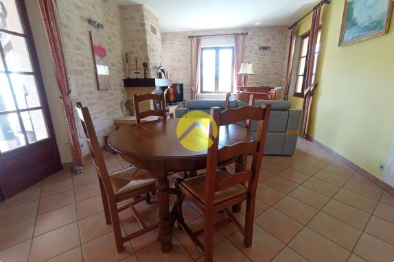 Belle maison avec un grand terrain 