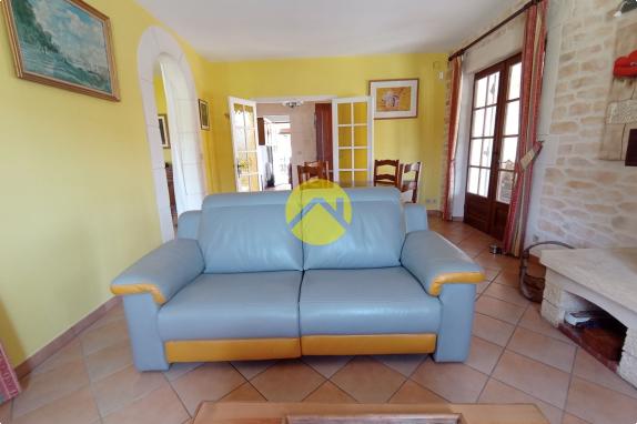 Belle maison avec un grand terrain 