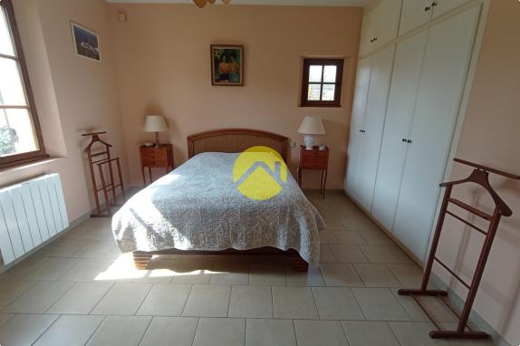 Belle maison avec un grand terrain 