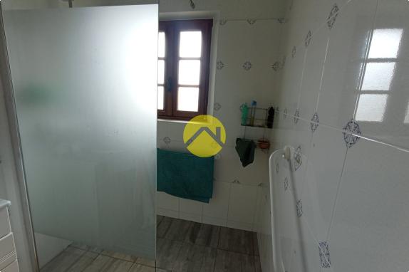 Belle maison avec un grand terrain 