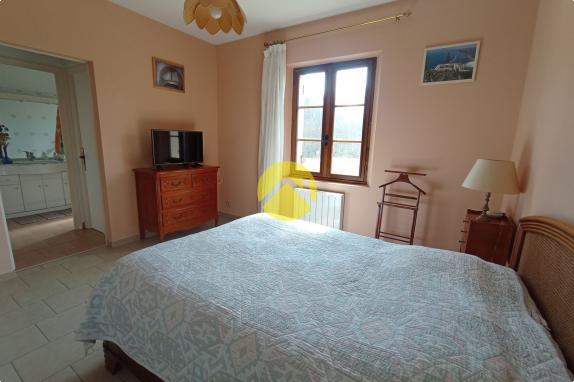 Belle maison avec un grand terrain 