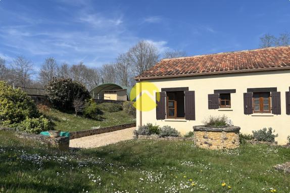 Belle maison avec un grand terrain 