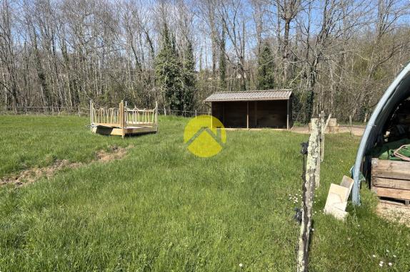 Belle maison avec un grand terrain 