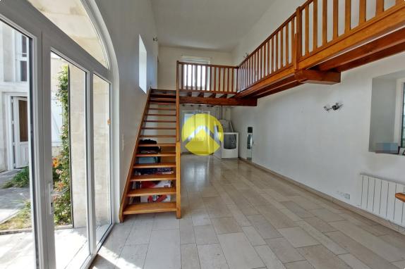 RÉNOVÉE, ÉQUIPÉE P.M.R. + Terrain