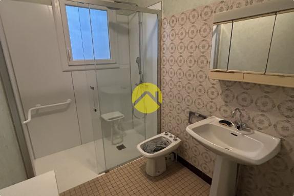 Maison élevée sur sous sol