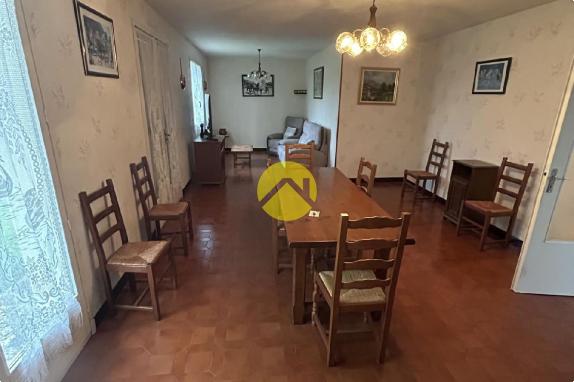 Maison élevée sur sous sol