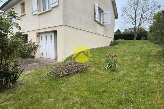 Maison élevée sur sous sol