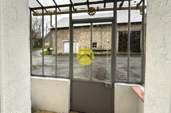 MAISON RENOVÉE AVEC GRANDE GRANGE