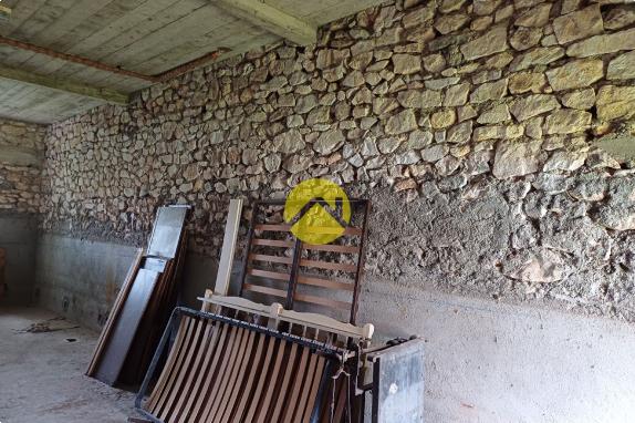 Maison élevée sur sous sol