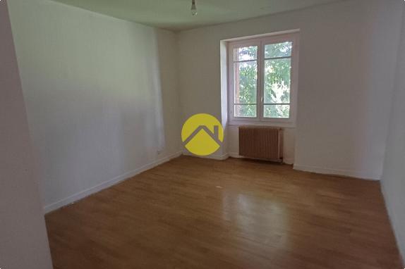 Maison élevée sur sous sol