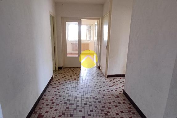 Maison élevée sur sous sol