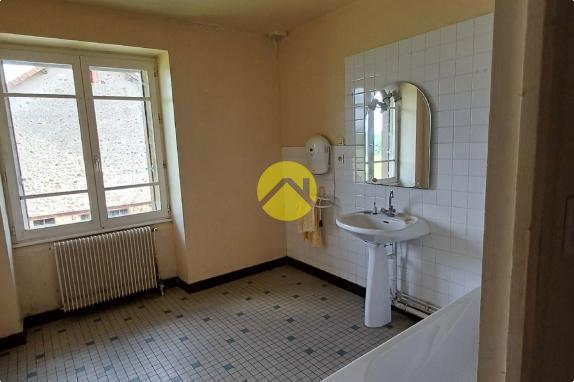 Maison élevée sur sous sol